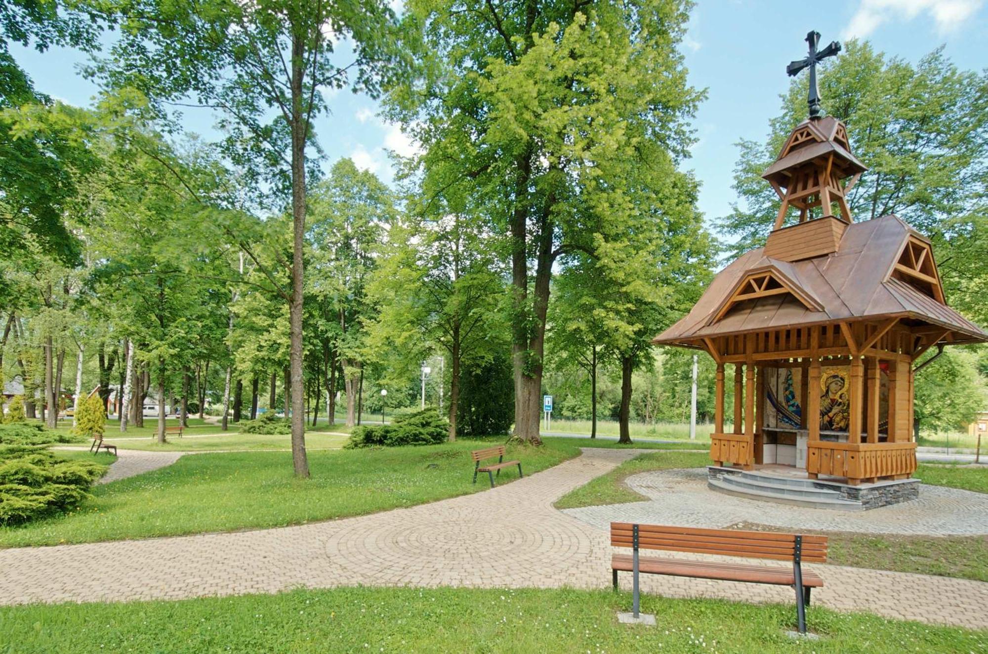Kupelne Domceky - Kupele Cerveny Klastor Smerdzonka Exterior photo